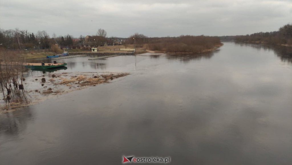 Wysoki poziom wody na Narwi w Ostrołęce [04.03.2022] - zdjęcie #5 - eOstroleka.pl