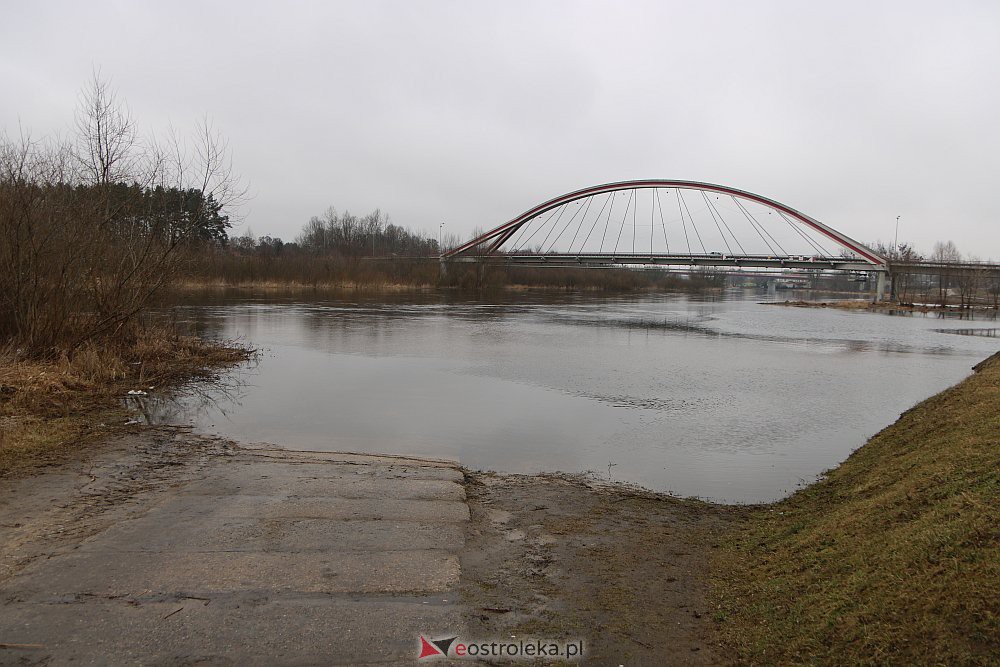 Wysoki poziom wody na Narwi w Ostrołęce [04.03.2022] - zdjęcie #6 - eOstroleka.pl