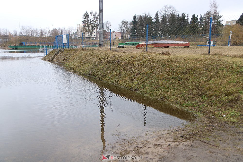 Wysoki poziom wody na Narwi w Ostrołęce [04.03.2022] - zdjęcie #7 - eOstroleka.pl