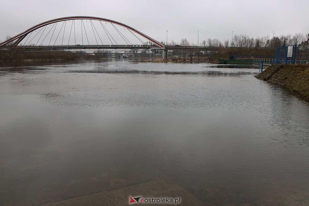 Wysoki poziom wody na Narwi w Ostrołęce [04.03.2022] - zdjęcie #8 - eOstroleka.pl