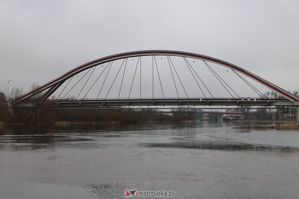 Wysoki poziom wody na Narwi w Ostrołęce [04.03.2022] - zdjęcie #31 - eOstroleka.pl