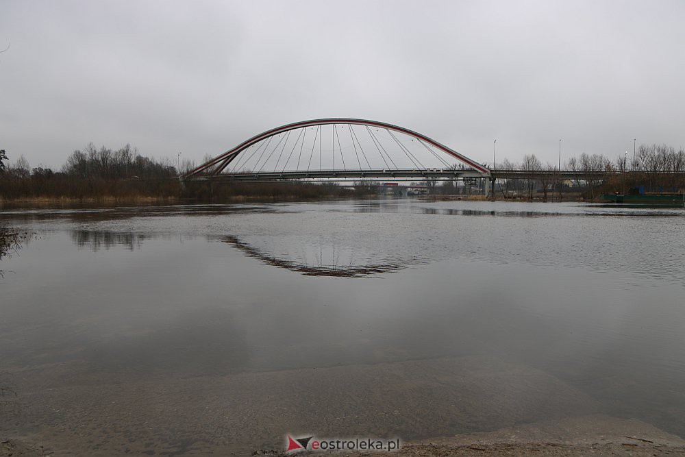 Wysoki poziom wody na Narwi w Ostrołęce [04.03.2022] - zdjęcie #12 - eOstroleka.pl