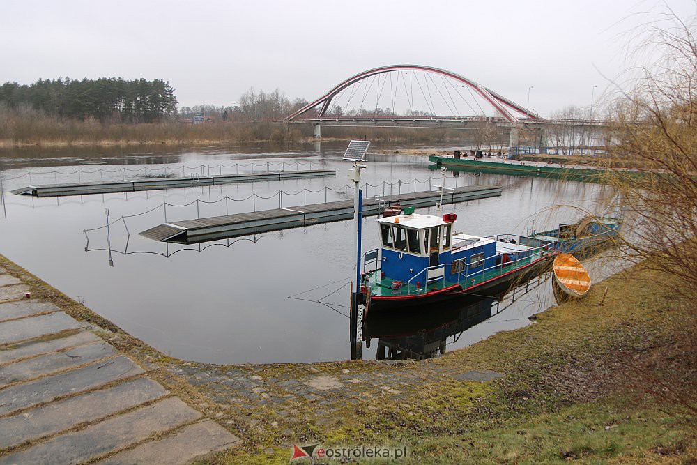 Wysoki poziom wody na Narwi w Ostrołęce [04.03.2022] - zdjęcie #13 - eOstroleka.pl