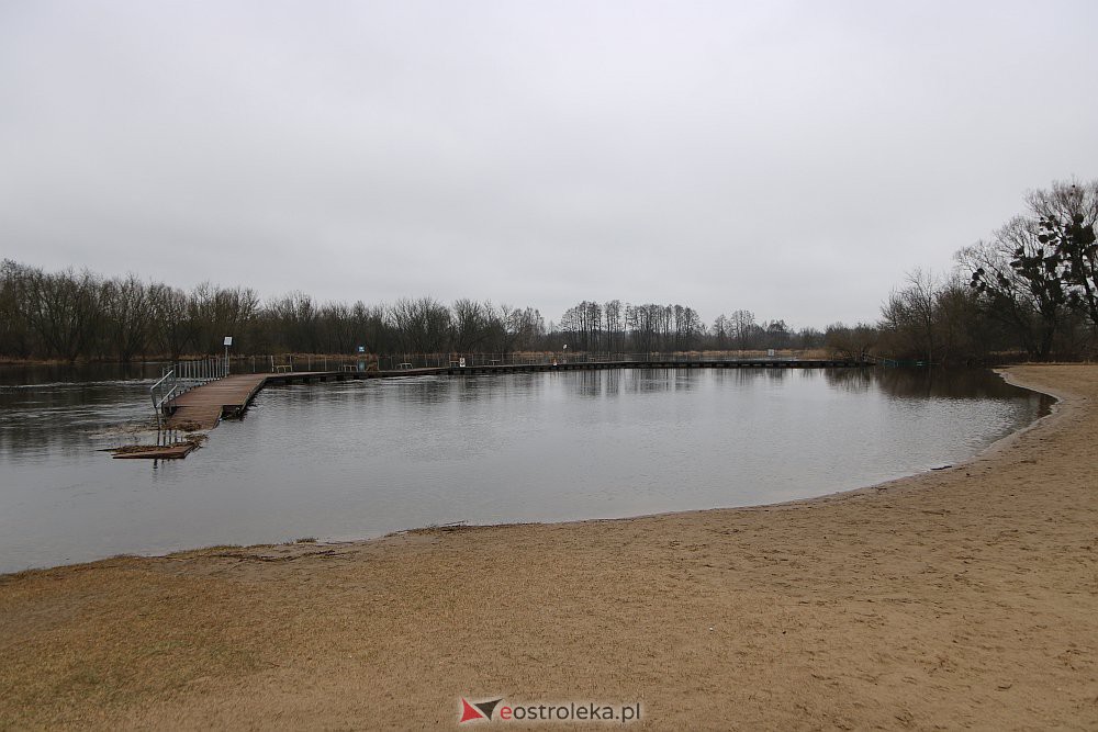 Wysoki poziom wody na Narwi w Ostrołęce [04.03.2022] - zdjęcie #23 - eOstroleka.pl