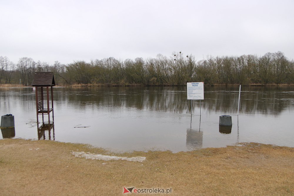 Wysoki poziom wody na Narwi w Ostrołęce [04.03.2022] - zdjęcie #22 - eOstroleka.pl