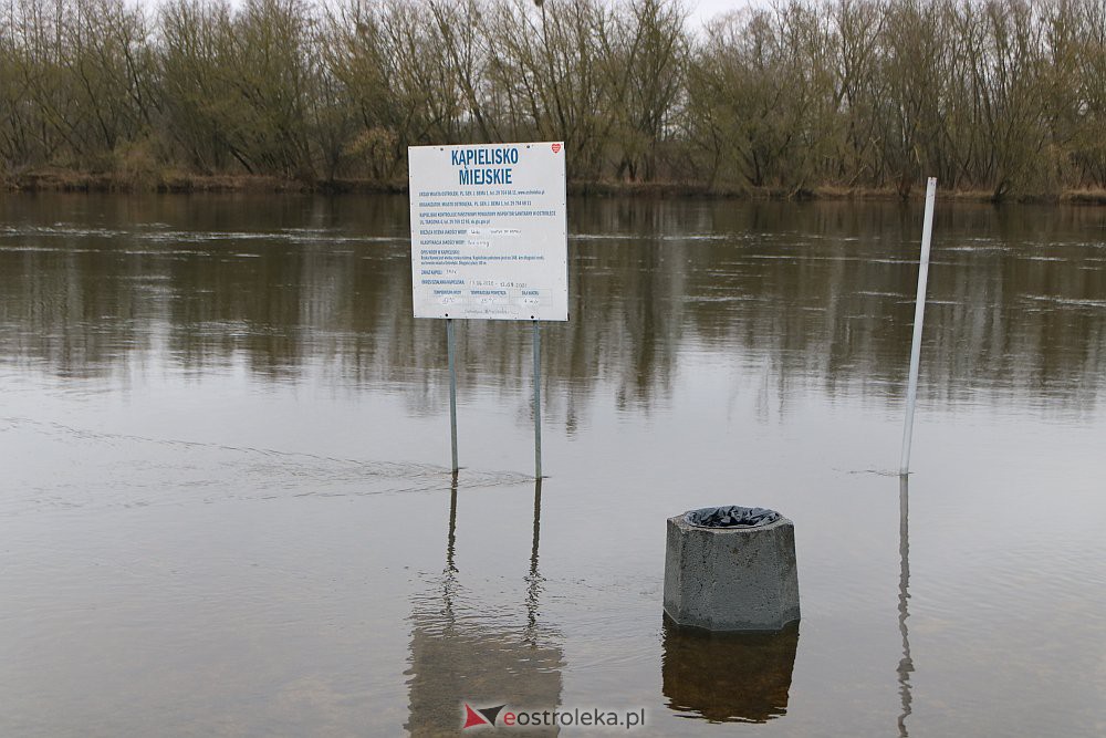 Wysoki poziom wody na Narwi w Ostrołęce [04.03.2022] - zdjęcie #20 - eOstroleka.pl