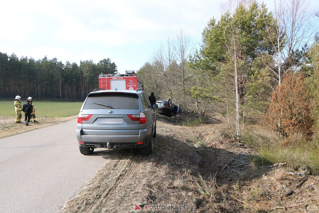 Wypadek na lokalnej drodze. Opel dachował w przydrożnym rowie [06.03.2022] - zdjęcie #14 - eOstroleka.pl