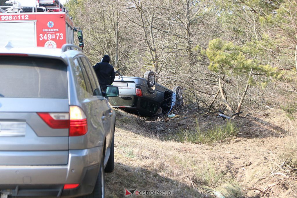 Wypadek na lokalnej drodze. Opel dachował w przydrożnym rowie [06.03.2022] - zdjęcie #13 - eOstroleka.pl
