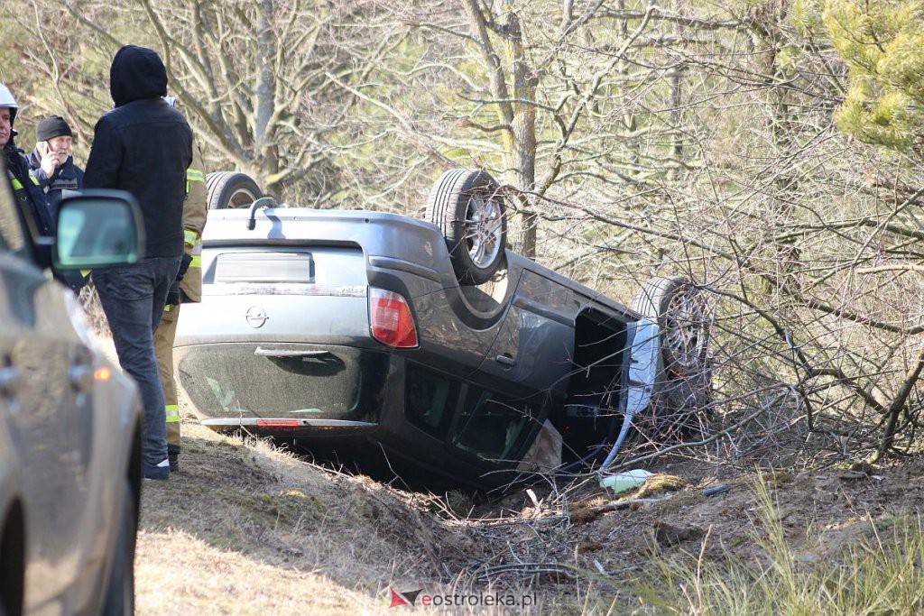 Wypadek na lokalnej drodze. Opel dachował w przydrożnym rowie [06.03.2022] - zdjęcie #12 - eOstroleka.pl