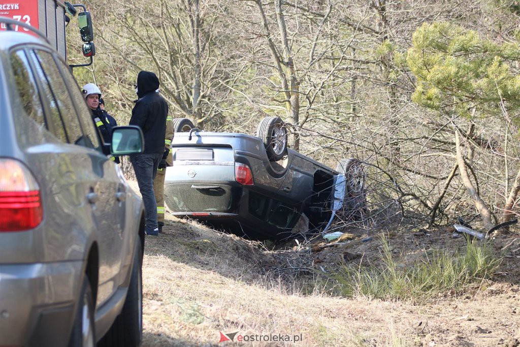 Wypadek na lokalnej drodze. Opel dachował w przydrożnym rowie [06.03.2022] - zdjęcie #11 - eOstroleka.pl