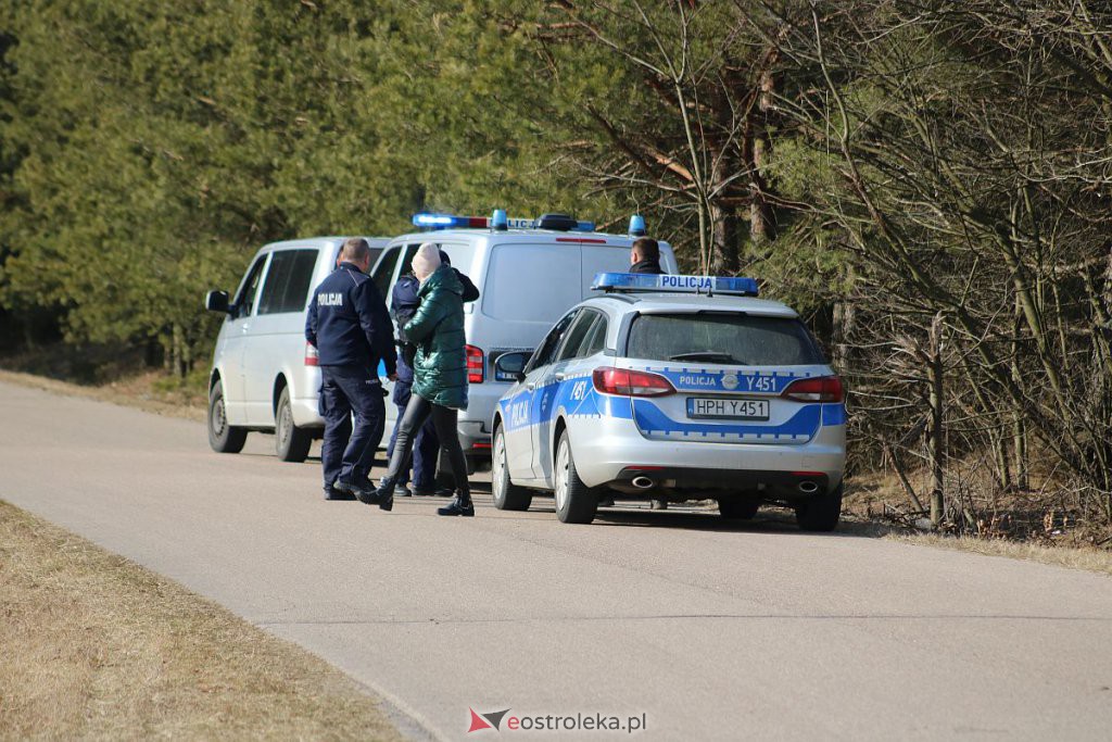 Wypadek na lokalnej drodze. Opel dachował w przydrożnym rowie [06.03.2022] - zdjęcie #10 - eOstroleka.pl
