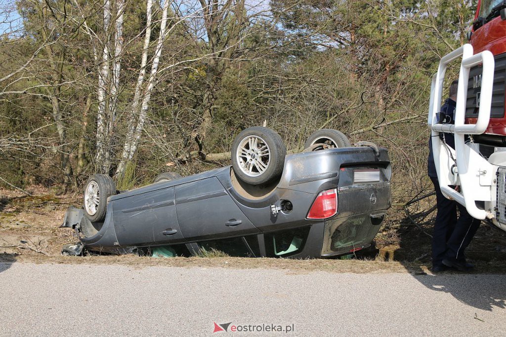 Wypadek na lokalnej drodze. Opel dachował w przydrożnym rowie [06.03.2022] - zdjęcie #9 - eOstroleka.pl