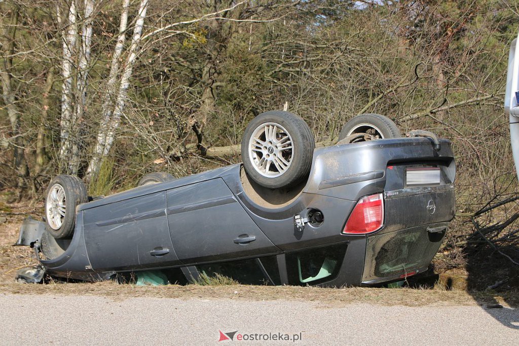 Wypadek na lokalnej drodze. Opel dachował w przydrożnym rowie [06.03.2022] - zdjęcie #8 - eOstroleka.pl