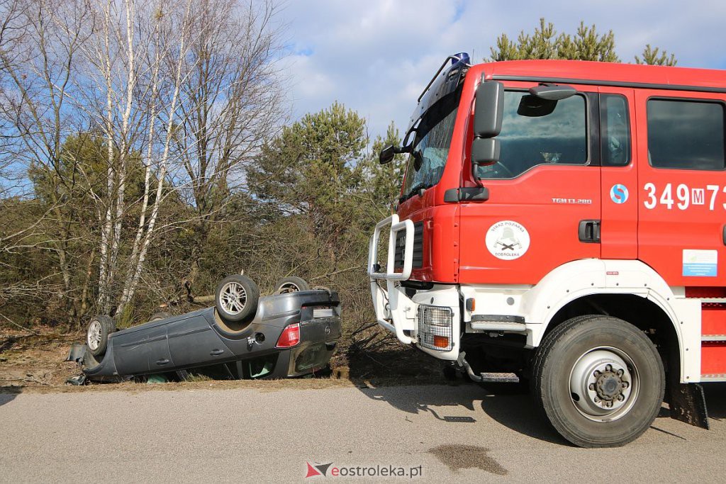 Wypadek na lokalnej drodze. Opel dachował w przydrożnym rowie [06.03.2022] - zdjęcie #7 - eOstroleka.pl