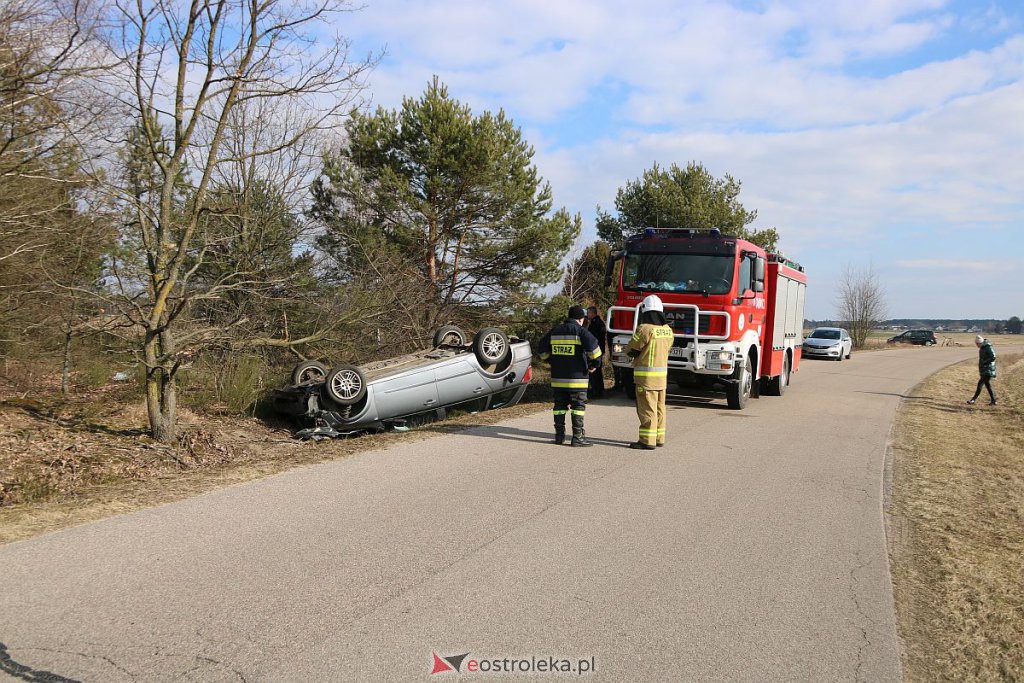 Wypadek na lokalnej drodze. Opel dachował w przydrożnym rowie [06.03.2022] - zdjęcie #6 - eOstroleka.pl