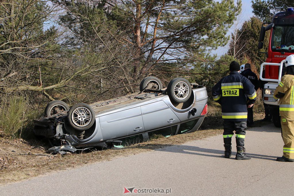 Wypadek na lokalnej drodze. Opel dachował w przydrożnym rowie [06.03.2022] - zdjęcie #5 - eOstroleka.pl