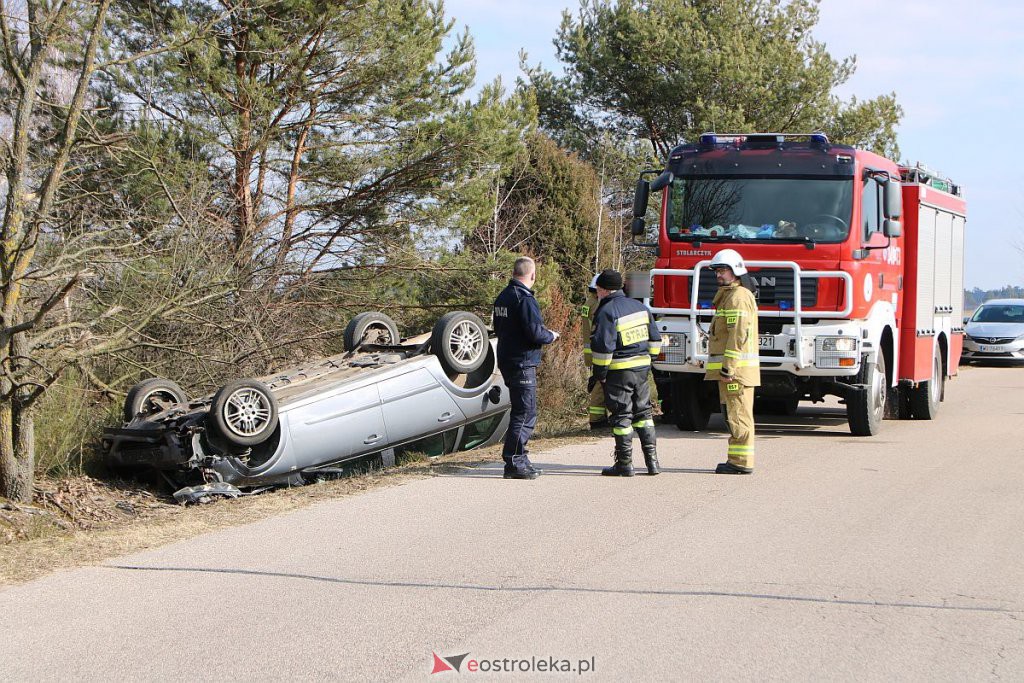 Wypadek na lokalnej drodze. Opel dachował w przydrożnym rowie [06.03.2022] - zdjęcie #4 - eOstroleka.pl