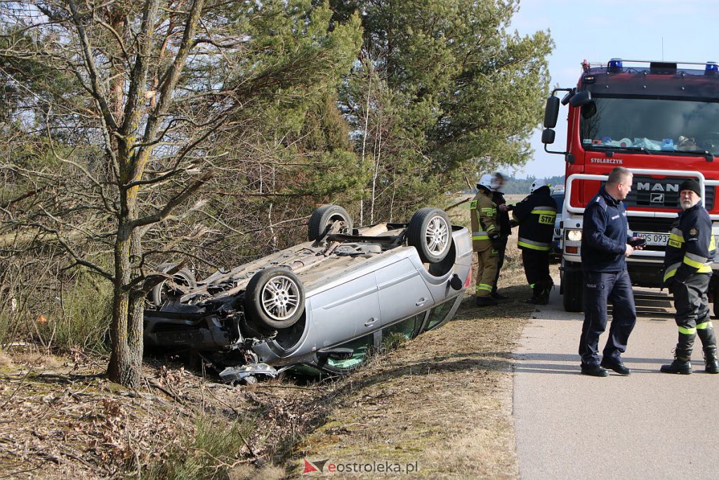 Wypadek na lokalnej drodze. Opel dachował w przydrożnym rowie [06.03.2022] - zdjęcie #3 - eOstroleka.pl