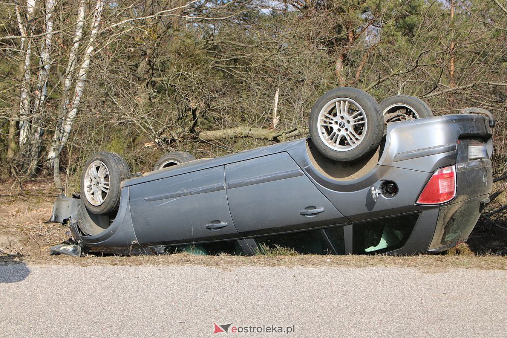 Wypadek na lokalnej drodze. Opel dachował w przydrożnym rowie [06.03.2022] - zdjęcie #2 - eOstroleka.pl