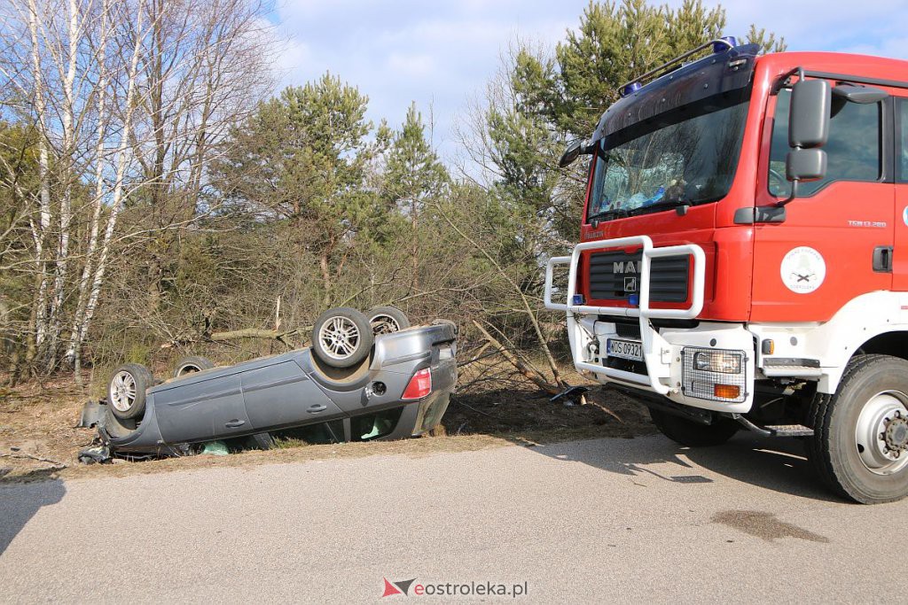 Wypadek na lokalnej drodze. Opel dachował w przydrożnym rowie [06.03.2022] - zdjęcie #1 - eOstroleka.pl