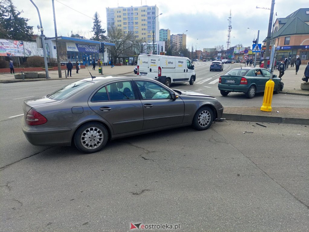 Wypadek przy dworcu PKS w Ostrołęce. Jedna osoba trafiła do szpitala [07.03.2022] - zdjęcie #13 - eOstroleka.pl
