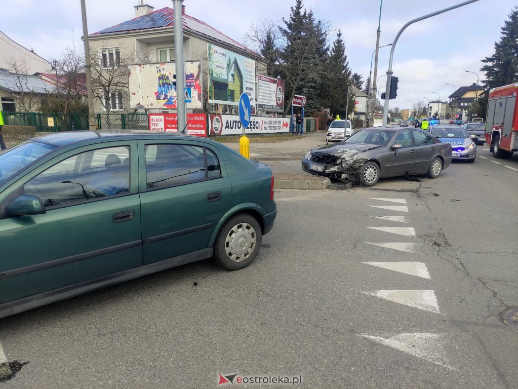 Wypadek przy dworcu PKS w Ostrołęce. Jedna osoba trafiła do szpitala [07.03.2022] - zdjęcie #12 - eOstroleka.pl