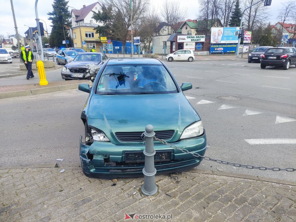Wypadek przy dworcu PKS w Ostrołęce. Jedna osoba trafiła do szpitala [07.03.2022] - zdjęcie #11 - eOstroleka.pl