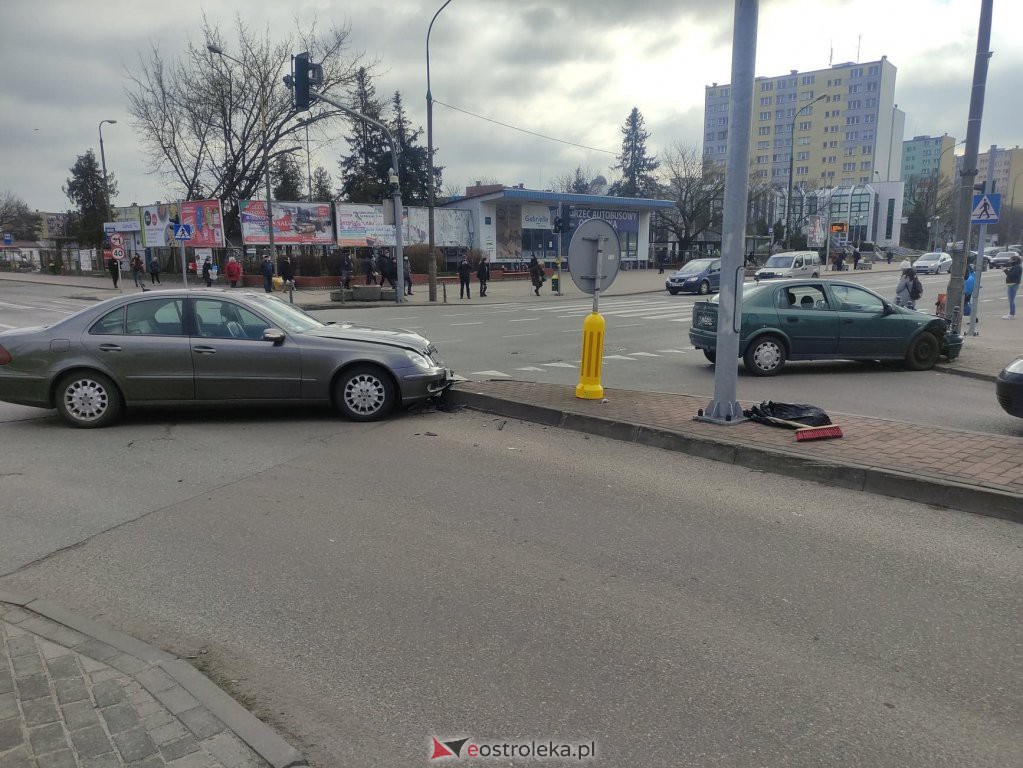 Wypadek przy dworcu PKS w Ostrołęce. Jedna osoba trafiła do szpitala [07.03.2022] - zdjęcie #10 - eOstroleka.pl