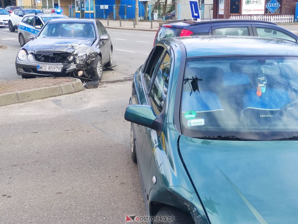 Wypadek przy dworcu PKS w Ostrołęce. Jedna osoba trafiła do szpitala [07.03.2022] - zdjęcie #9 - eOstroleka.pl