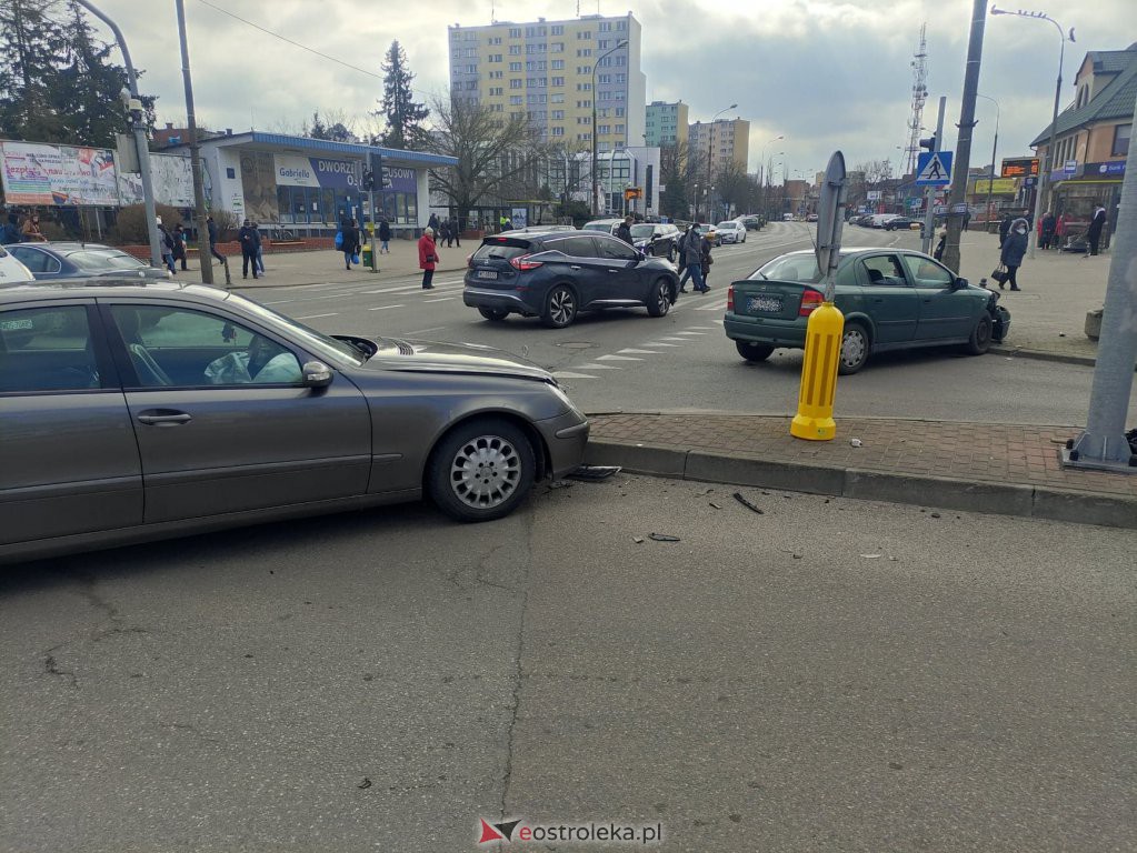 Wypadek przy dworcu PKS w Ostrołęce. Jedna osoba trafiła do szpitala [07.03.2022] - zdjęcie #8 - eOstroleka.pl