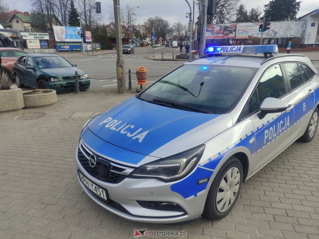 Wypadek przy dworcu PKS w Ostrołęce. Jedna osoba trafiła do szpitala [07.03.2022] - zdjęcie #7 - eOstroleka.pl