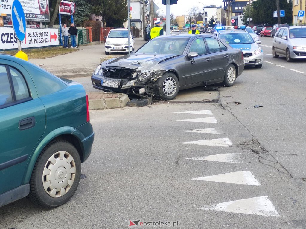 Wypadek przy dworcu PKS w Ostrołęce. Jedna osoba trafiła do szpitala [07.03.2022] - zdjęcie #6 - eOstroleka.pl