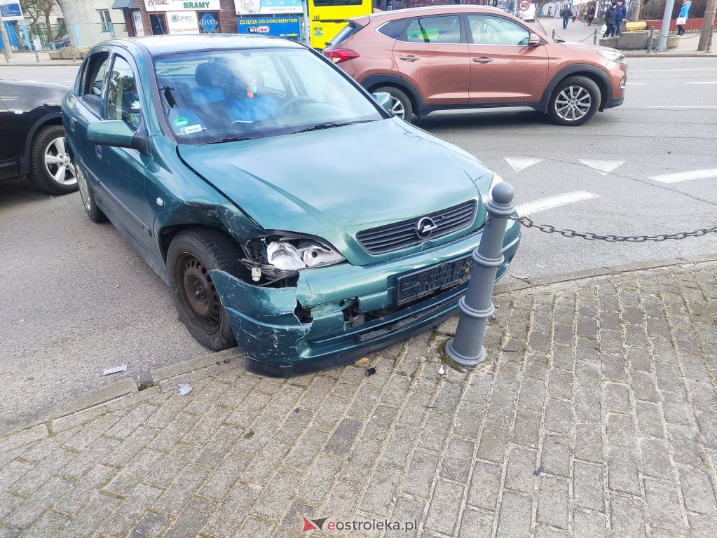 Wypadek przy dworcu PKS w Ostrołęce. Jedna osoba trafiła do szpitala [07.03.2022] - zdjęcie #5 - eOstroleka.pl