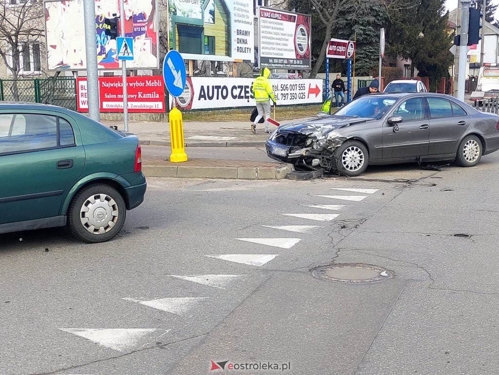 Wypadek przy dworcu PKS w Ostrołęce. Jedna osoba trafiła do szpitala [07.03.2022] - zdjęcie #4 - eOstroleka.pl