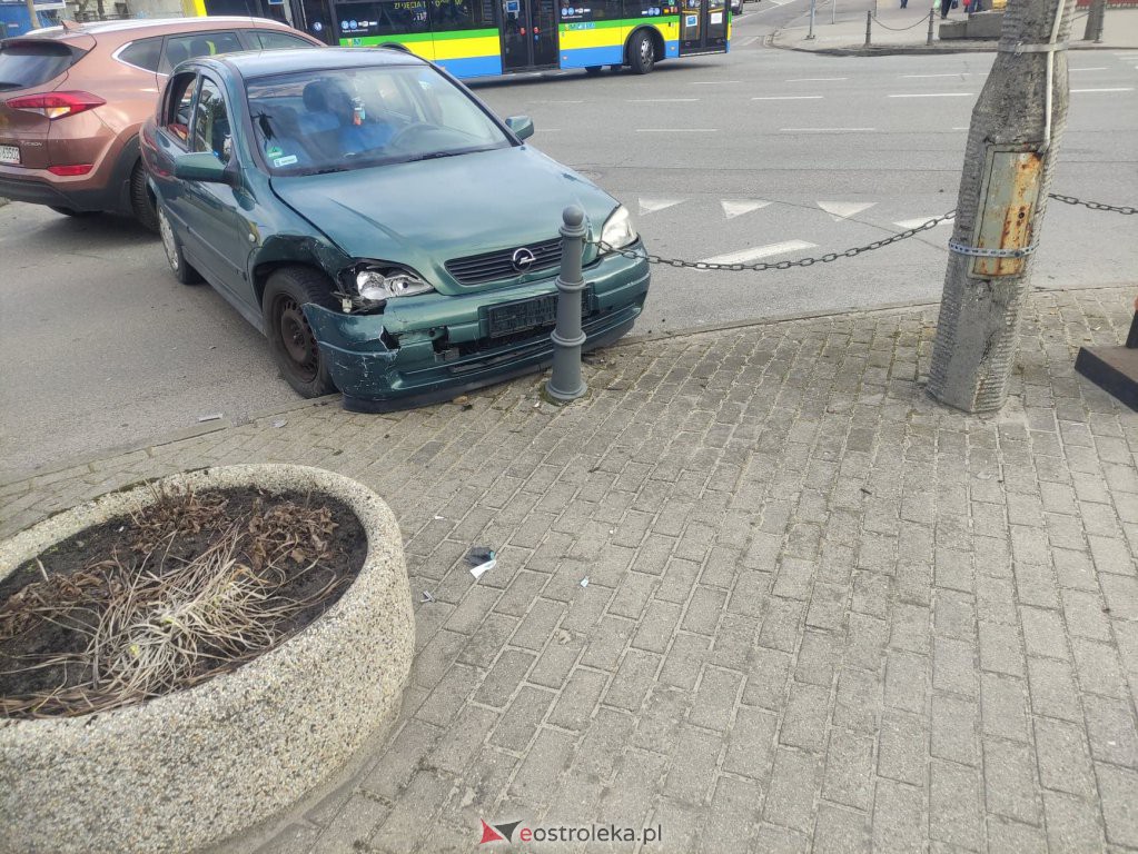 Wypadek przy dworcu PKS w Ostrołęce. Jedna osoba trafiła do szpitala [07.03.2022] - zdjęcie #3 - eOstroleka.pl