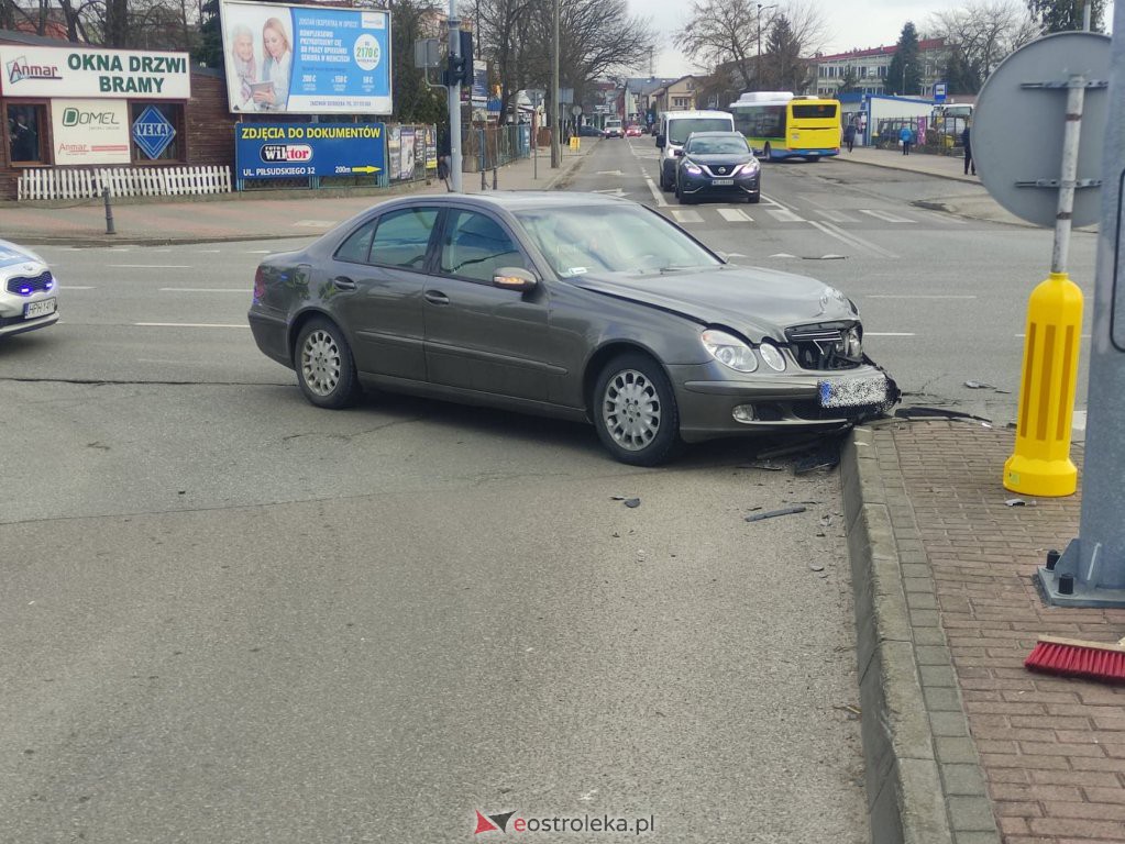 Wypadek przy dworcu PKS w Ostrołęce. Jedna osoba trafiła do szpitala [07.03.2022] - zdjęcie #2 - eOstroleka.pl