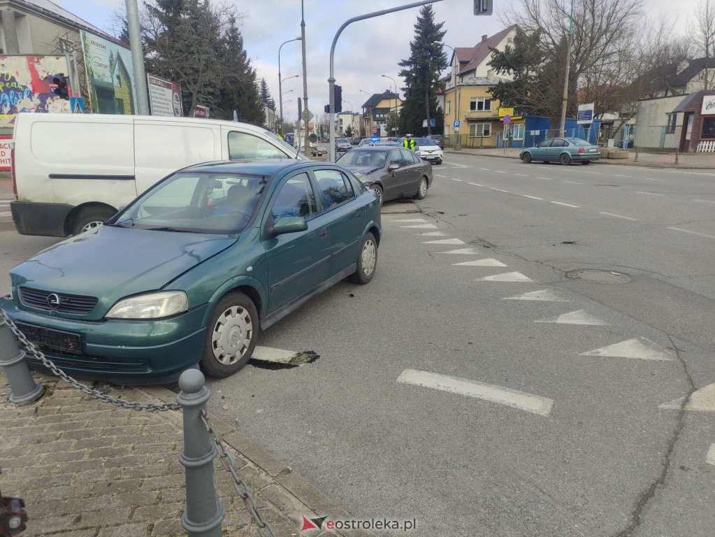 Wypadek przy dworcu PKS w Ostrołęce. Jedna osoba trafiła do szpitala [07.03.2022] - zdjęcie #1 - eOstroleka.pl