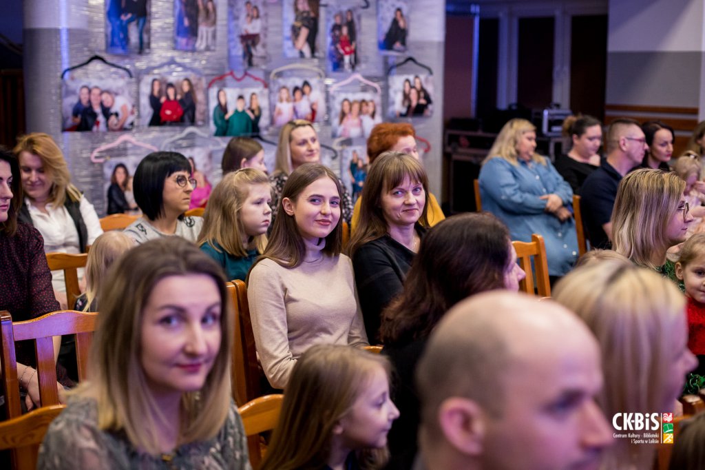 Dzień Kobiet w Lelisie. Był koncert i ciekawa wystawa [05.03.2022] - zdjęcie #29 - eOstroleka.pl