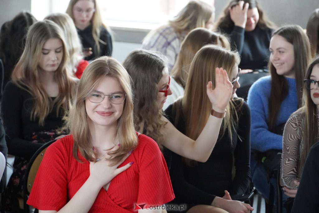 XIII Festiwal Fryzjerstwa Artystycznego w ZSZ 2 [8.03.2022] - zdjęcie #36 - eOstroleka.pl