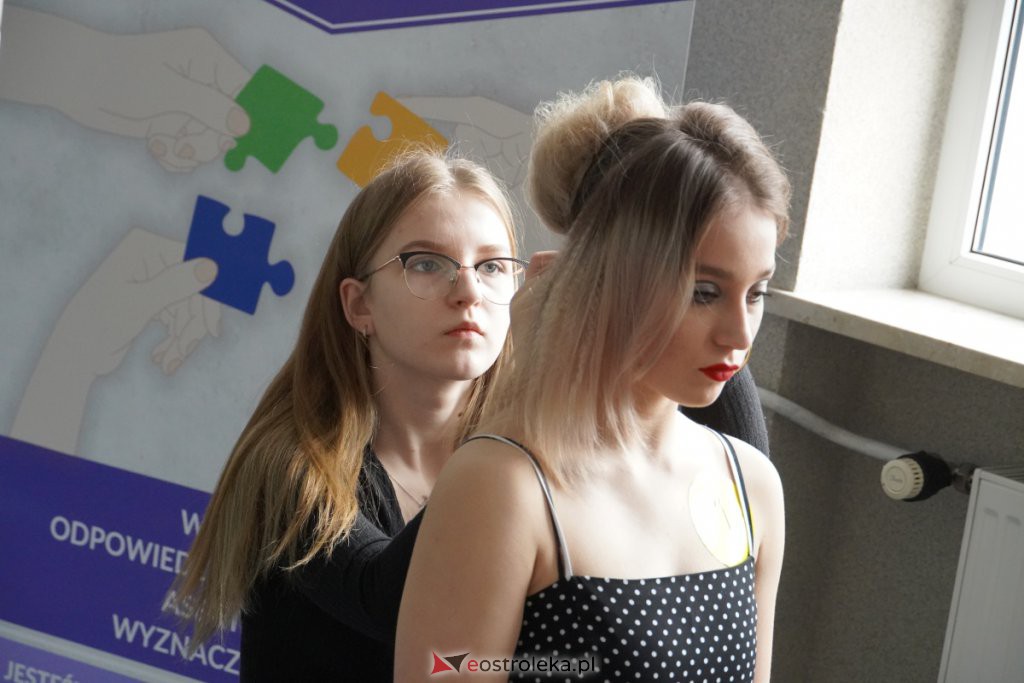 XIII Festiwal Fryzjerstwa Artystycznego w ZSZ 2 [8.03.2022] - zdjęcie #26 - eOstroleka.pl