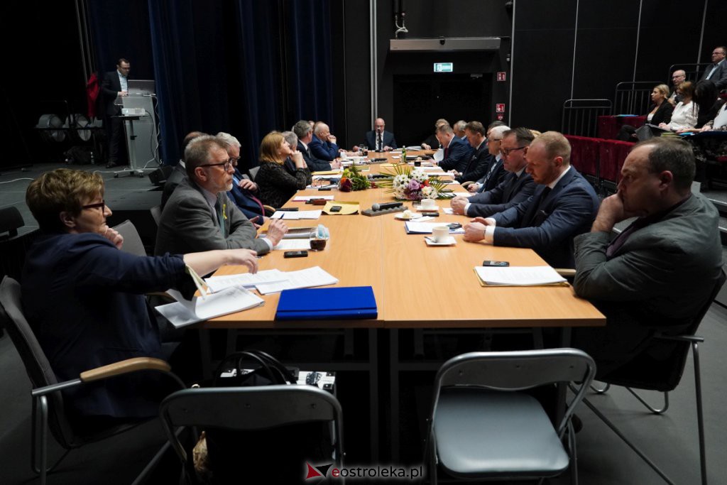XLV Sesja Rady Powiatu Ostrołęckiego [9.03.2022] - zdjęcie #36 - eOstroleka.pl