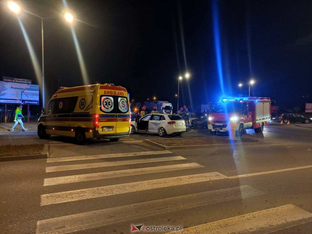 Poważny wypadek na rondzie Kupiszewskiego. Poszkodowana została jedna osoba [13.03.2022] - zdjęcie #1 - eOstroleka.pl