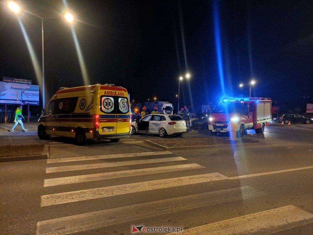 Poważny wypadek na rondzie Kupiszewskiego. Poszkodowana została jedna osoba [13.03.2022] - zdjęcie #16 - eOstroleka.pl
