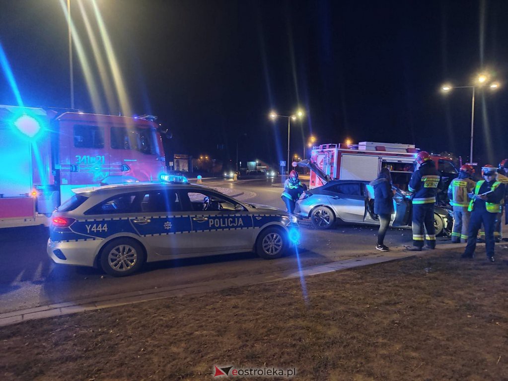 Poważny wypadek na rondzie Kupiszewskiego. Poszkodowana została jedna osoba [13.03.2022] - zdjęcie #2 - eOstroleka.pl