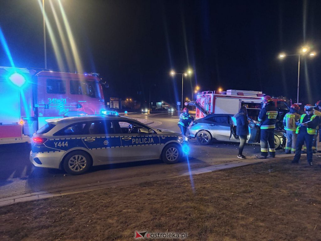 Poważny wypadek na rondzie Kupiszewskiego. Poszkodowana została jedna osoba [13.03.2022] - zdjęcie #15 - eOstroleka.pl