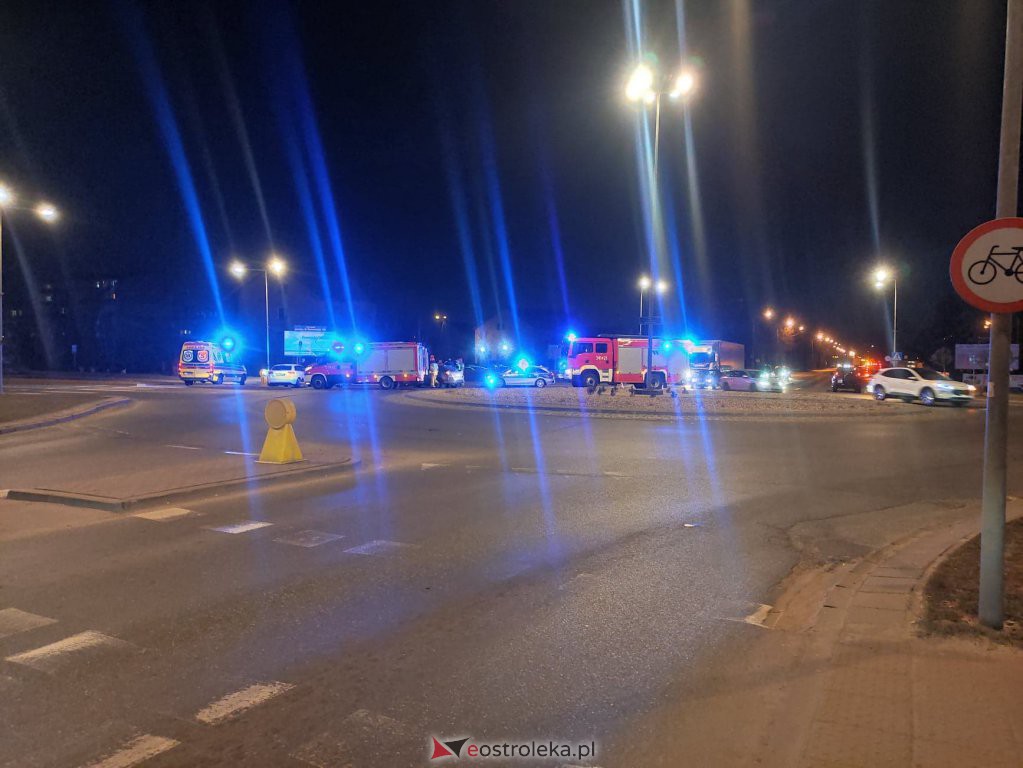 Poważny wypadek na rondzie Kupiszewskiego. Poszkodowana została jedna osoba [13.03.2022] - zdjęcie #14 - eOstroleka.pl