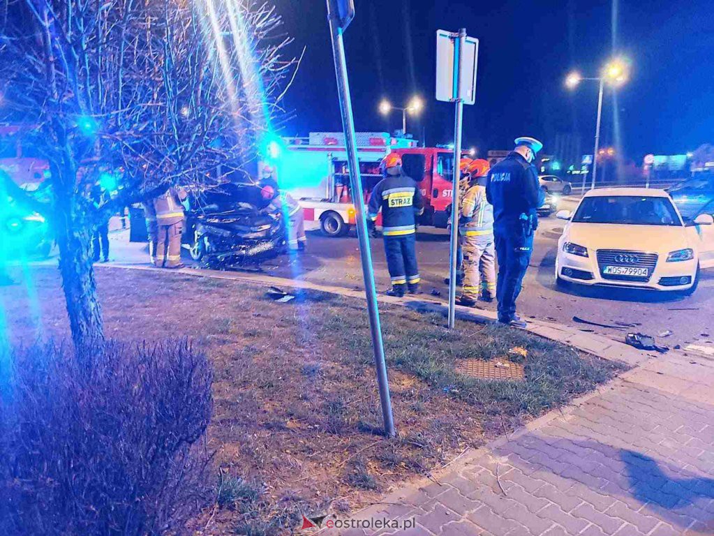 Poważny wypadek na rondzie Kupiszewskiego. Poszkodowana została jedna osoba [13.03.2022] - zdjęcie #13 - eOstroleka.pl
