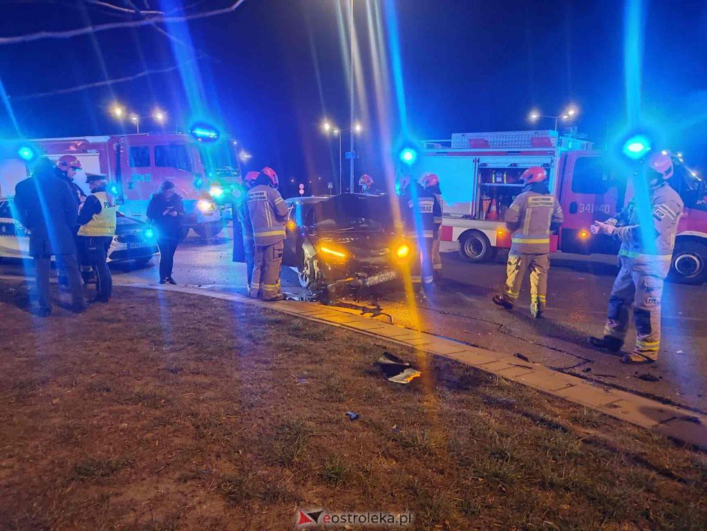 Poważny wypadek na rondzie Kupiszewskiego. Poszkodowana została jedna osoba [13.03.2022] - zdjęcie #12 - eOstroleka.pl