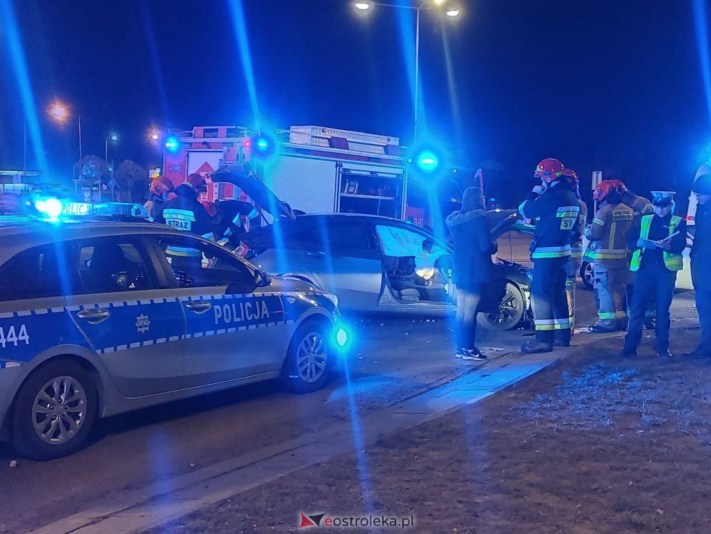 Poważny wypadek na rondzie Kupiszewskiego. Poszkodowana została jedna osoba [13.03.2022] - zdjęcie #8 - eOstroleka.pl