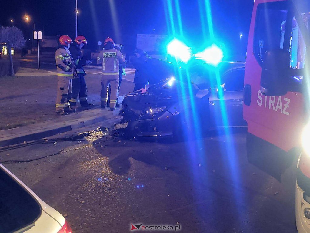 Poważny wypadek na rondzie Kupiszewskiego. Poszkodowana została jedna osoba [13.03.2022] - zdjęcie #9 - eOstroleka.pl